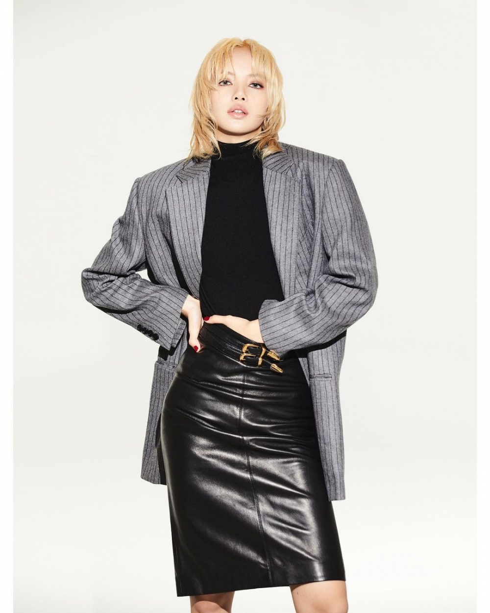 這次她換上了多套窄裙的穿搭。