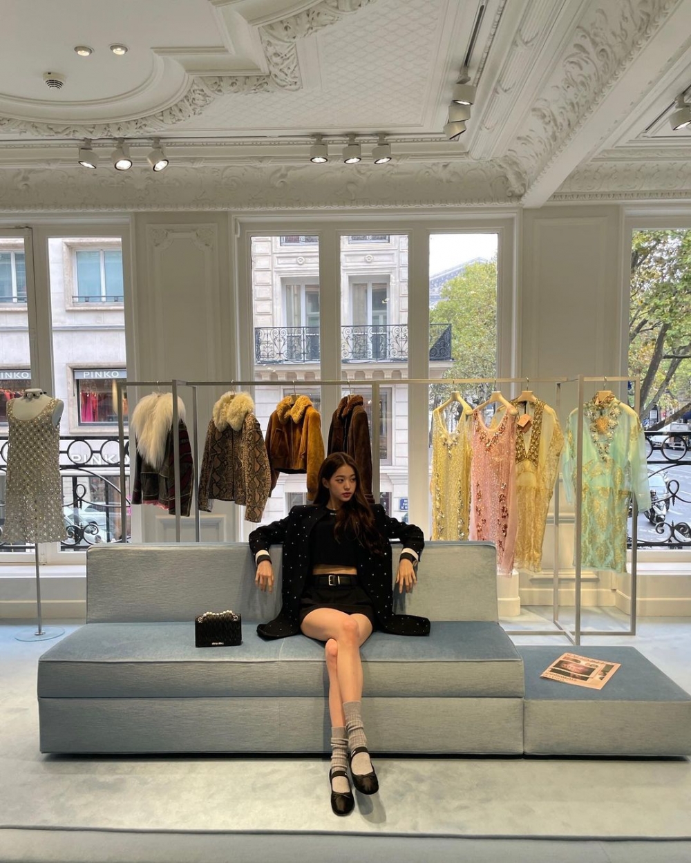 一身黑的穿搭降低了珠片刺繡的浮誇氛圍