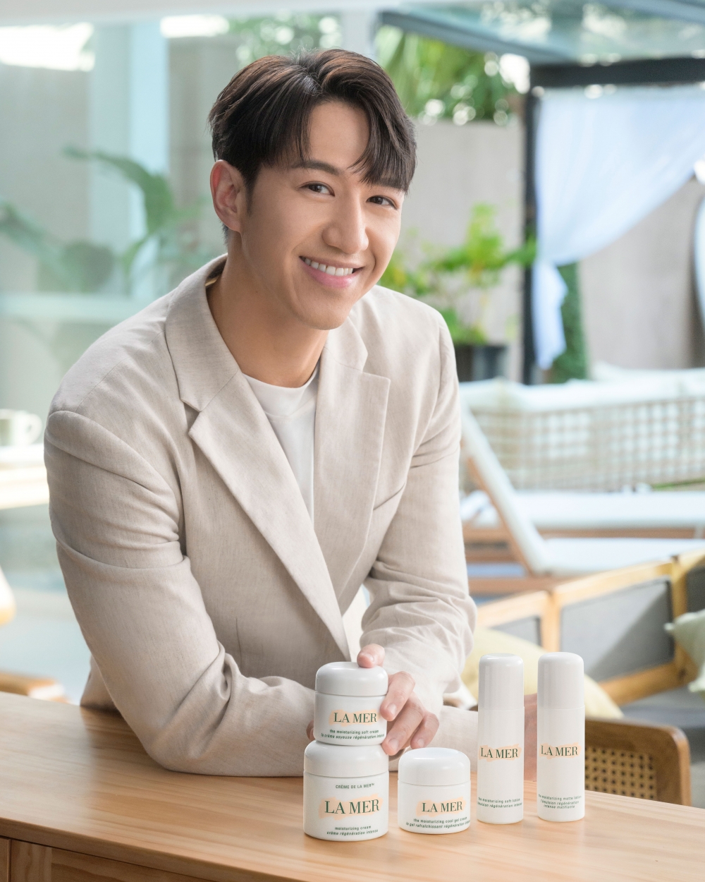 La Mer 保濕面霜系列滿注促進細胞更生的 Miracle Broth™ 活膚精華,以五種獨特質感帶來 La Mer 的標誌性的更生修護。