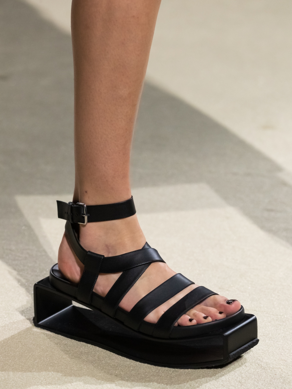 全新黑色小牛皮涼鞋。