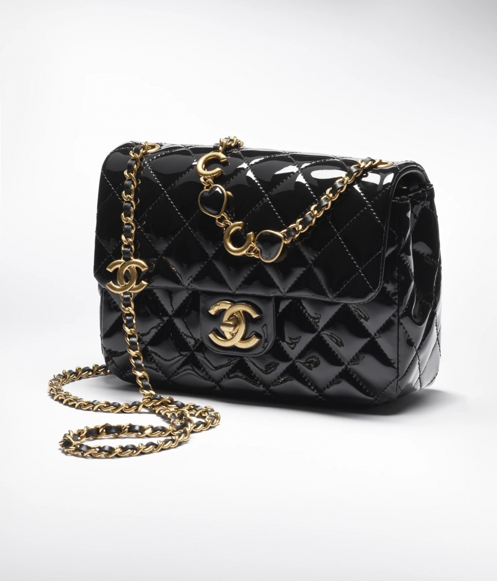 蓋頭上綴有金屬CHANEL Logo。