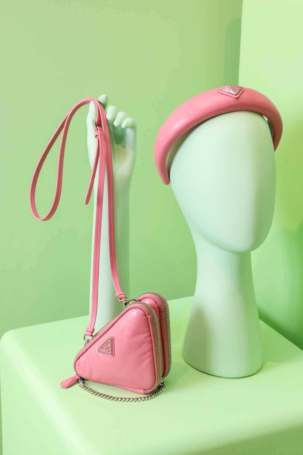 為女性注入魅力的配件成為一大亮點。