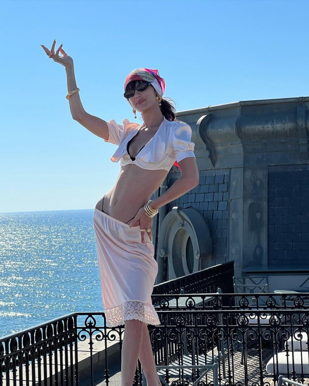 Bella的零贅肉纖腰,有哪個女生不羨慕?