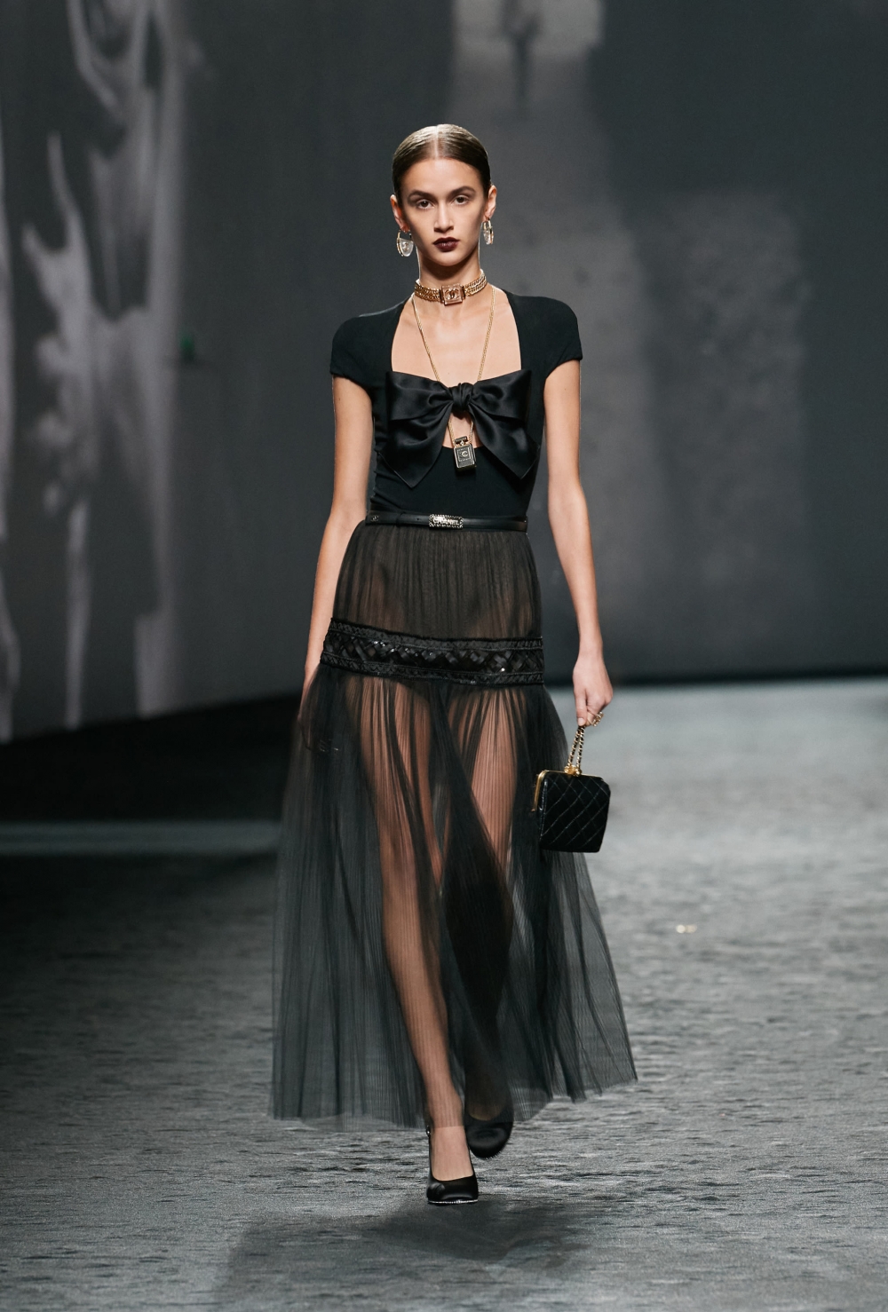 以及隱約迷人的性感透視裝。