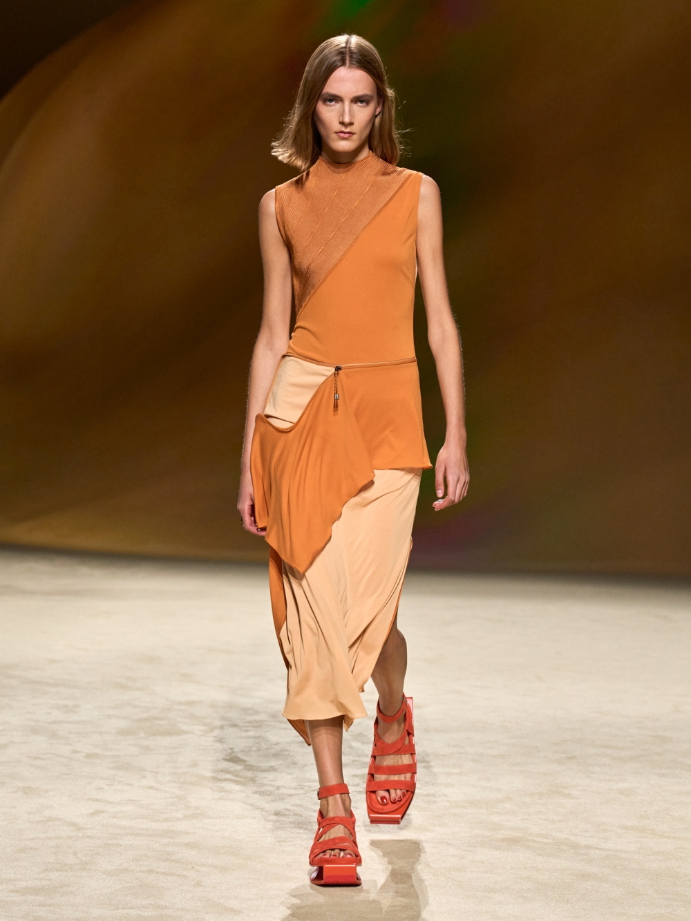 捉模不定的不對稱連身裙。