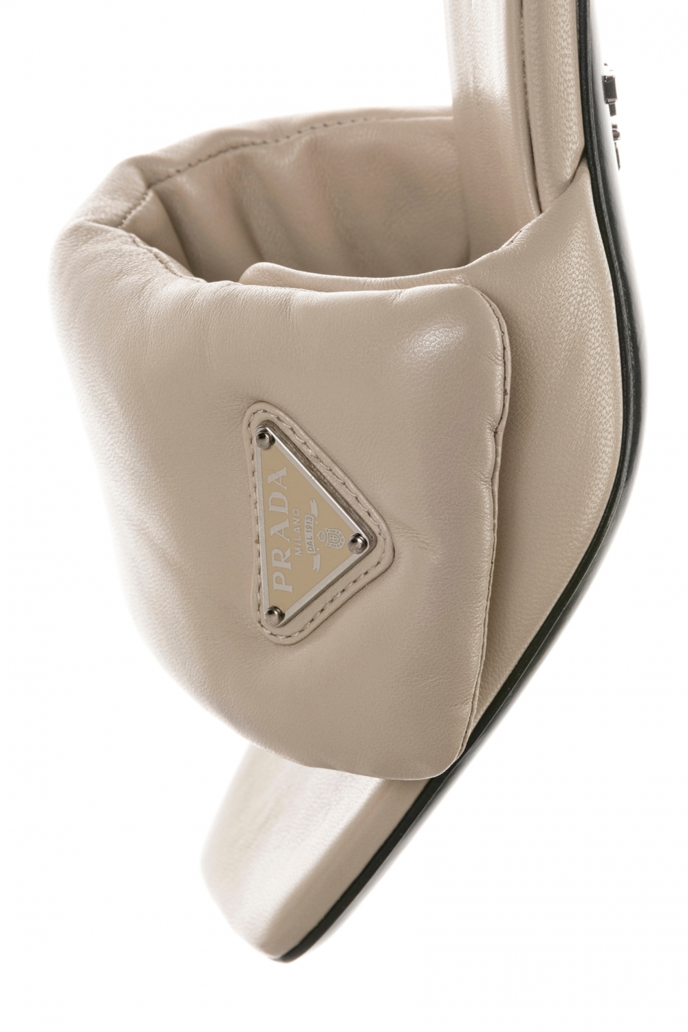 極致柔軟的Nappa Soft低跟涼鞋。