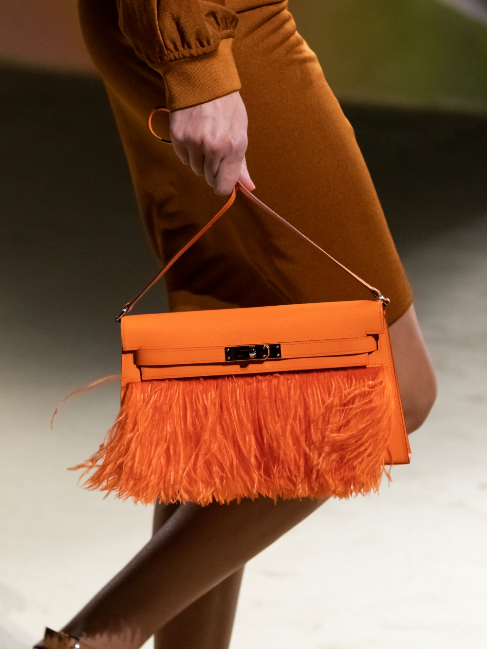 Kelly Bag賦予明亮耀眼的羽毛流蘇。