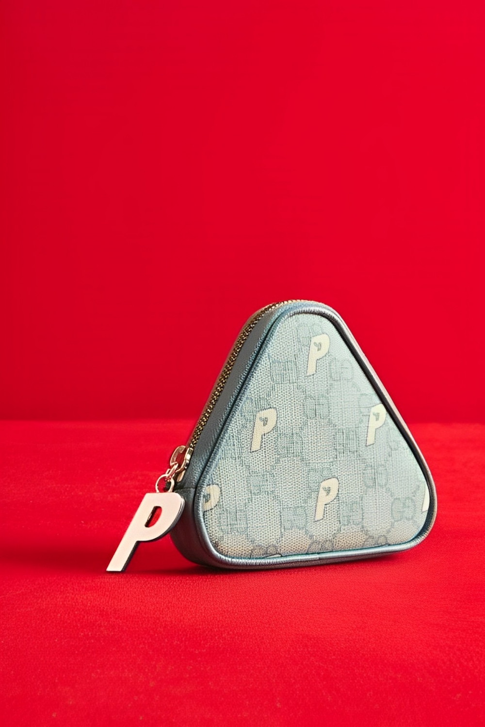 零錢包上有著GG Logo以及P字母的圖案。