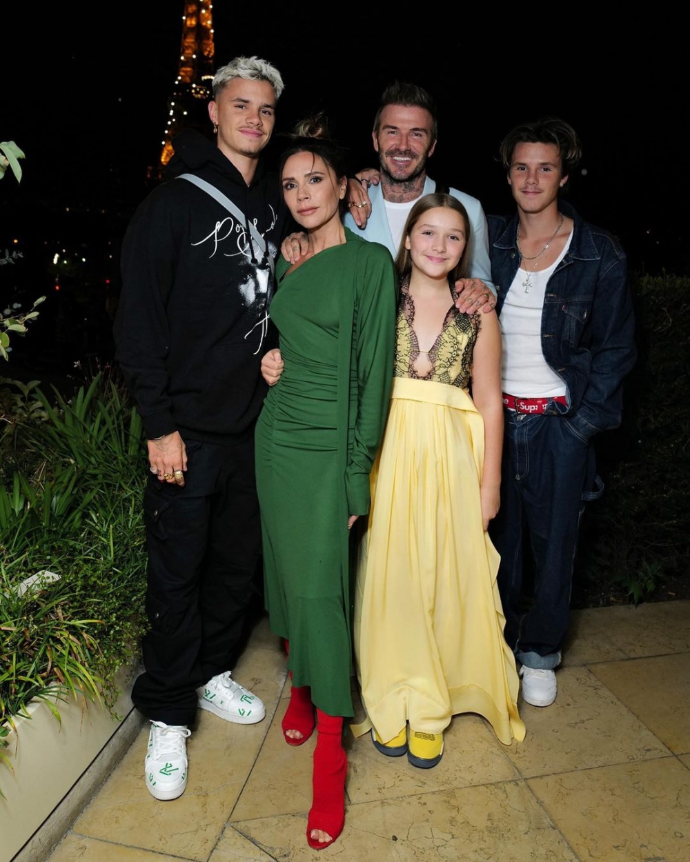 晚宴哈七換上鵝黃色的禮服。