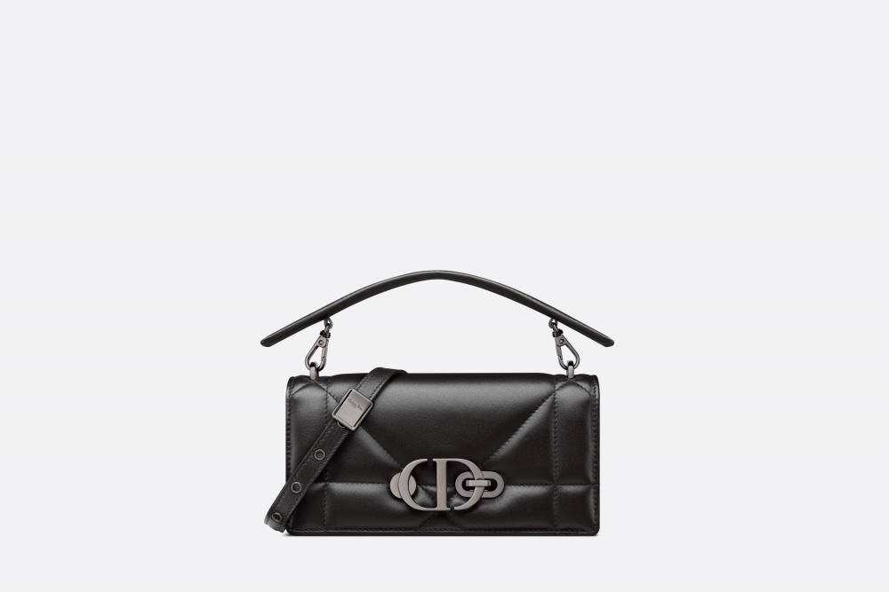 的翻蓋和釕色飾面金屬「CD」鈎鎖扣。