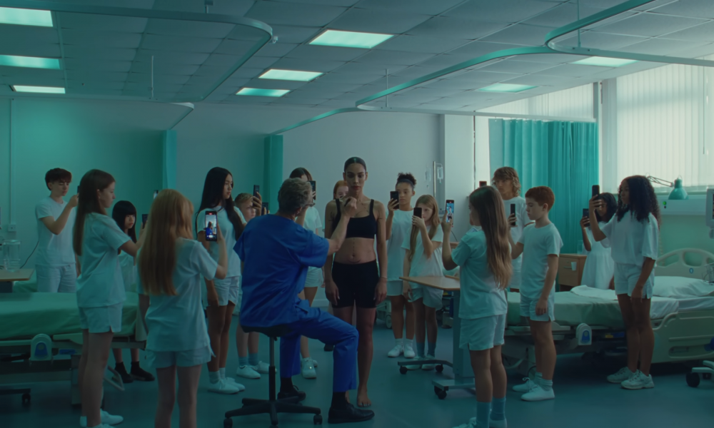 人人拿著手機的畫面很有熟悉感呢。