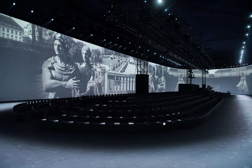 這次的秀場有著滿滿的電影院氛圍。