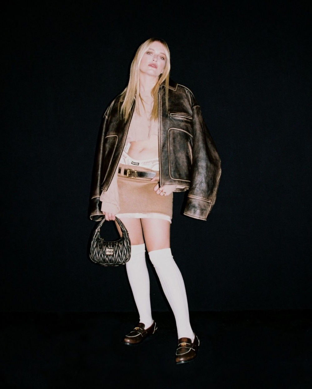 演出《Emily in Paris》走紅的Camille Razat穿上Miu Miu Fall Winter 2022 look。