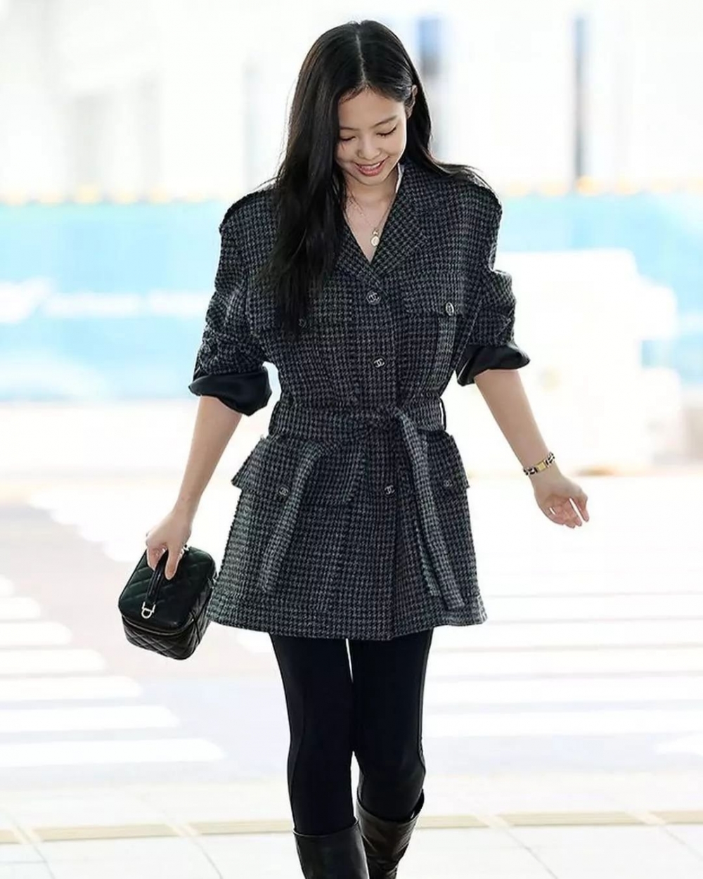 這次她在機場穿搭也相當時髦迷人。