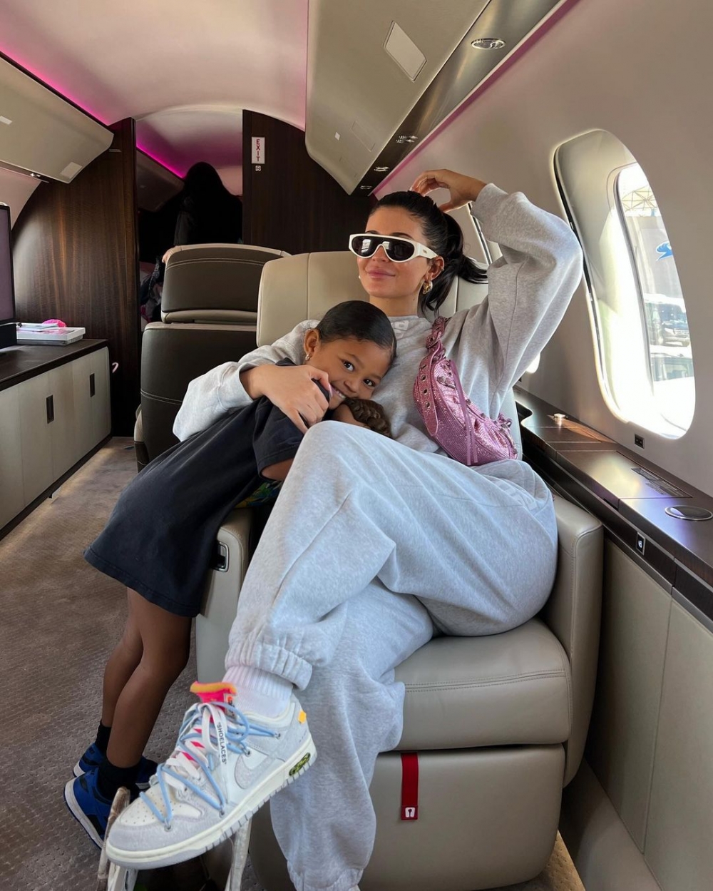 Kylie Jenner和女兒乘坐私人飛機購物