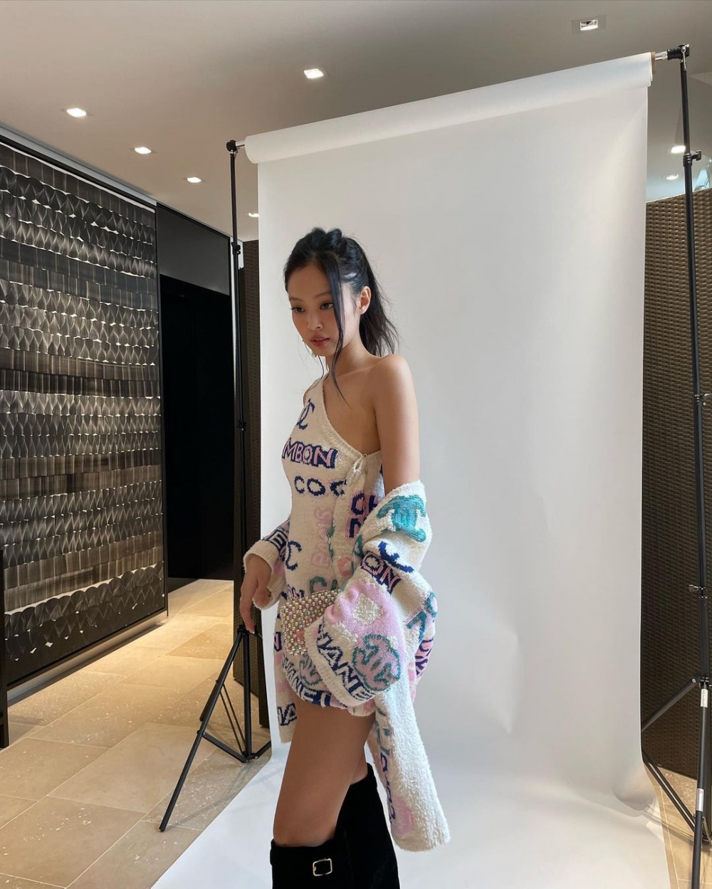 這次她前往觀秀時的穿搭為CHANEL帶來青春的詮釋。