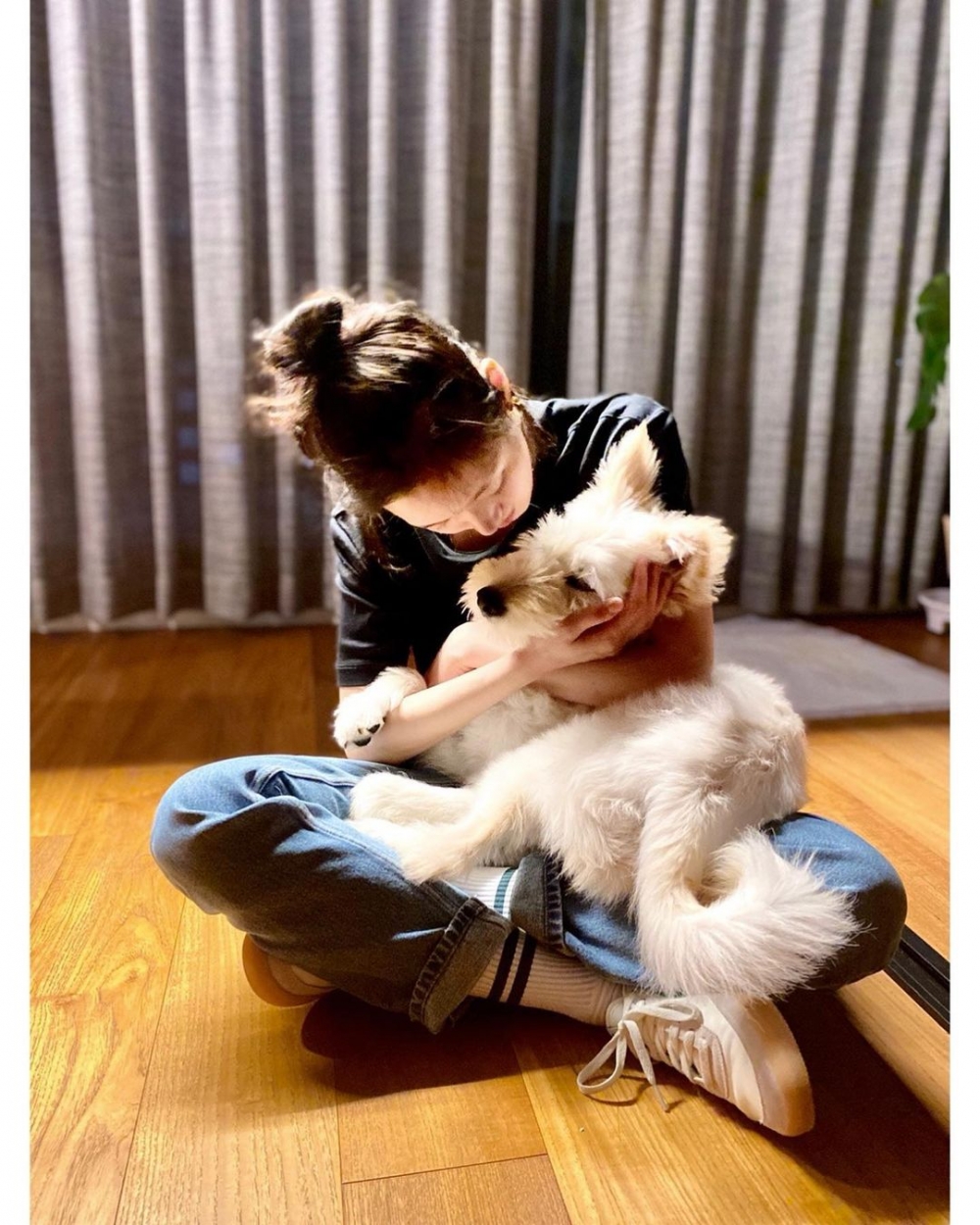 看見她如此疼愛狗狗真的很感動。