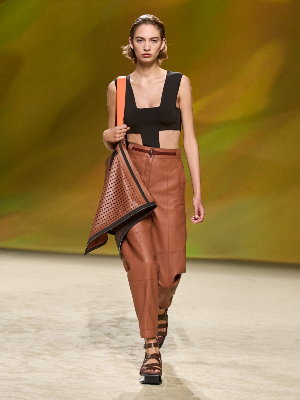 勾勒身體曲線的剪裁。