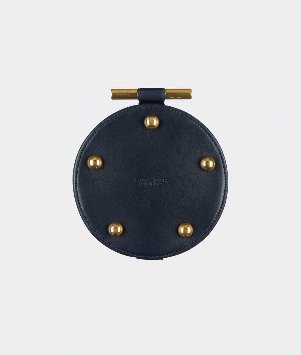 底部增添金屬元素。