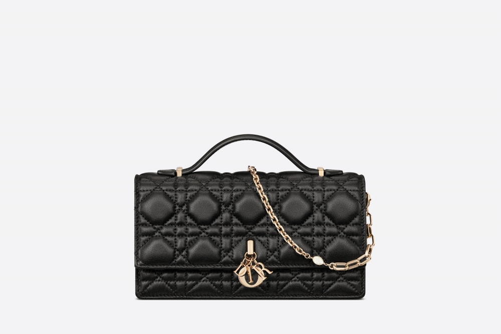 黑色的Lady Dior Top Handle Clutch款式。