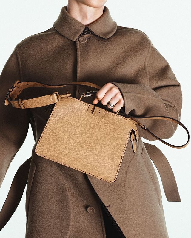 FENDI 毛皮　ボレロ FENDI Peekaboo Capsule全新系列，換上跳色Selleria粗縫線更吸睛