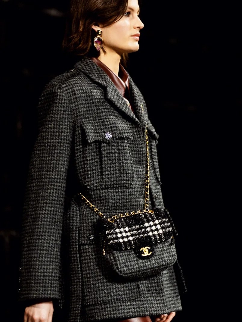 模特兒揹著CHANEL Small Flap Bag。
