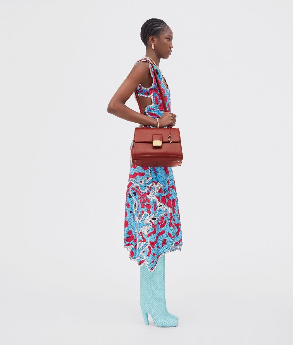 模特兒示範Bottega Veneta Medium Desiree Long Shoulder Bag-Syrup。