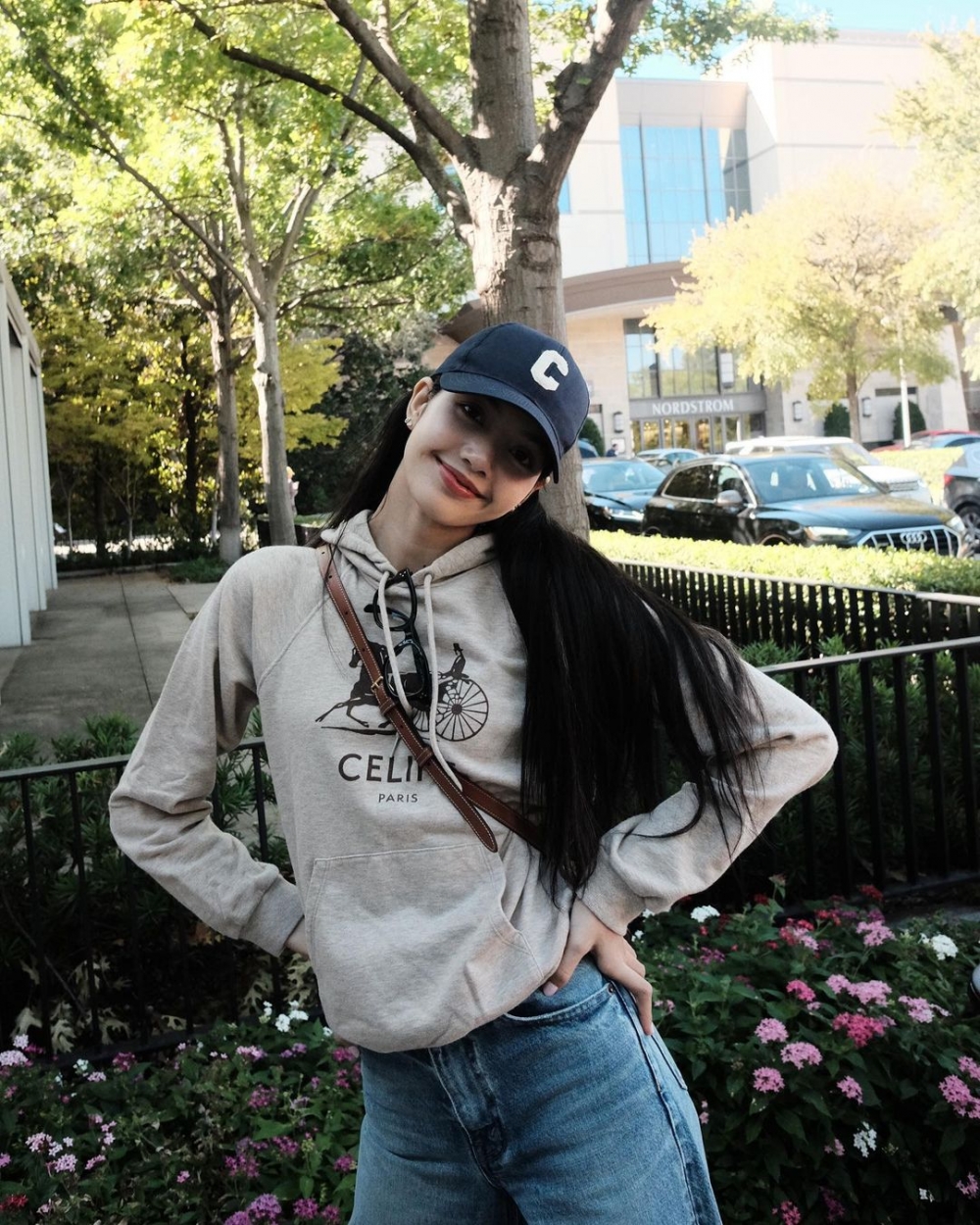 近日在忙於演唱會的Lisa向大家分享新的穿搭照。