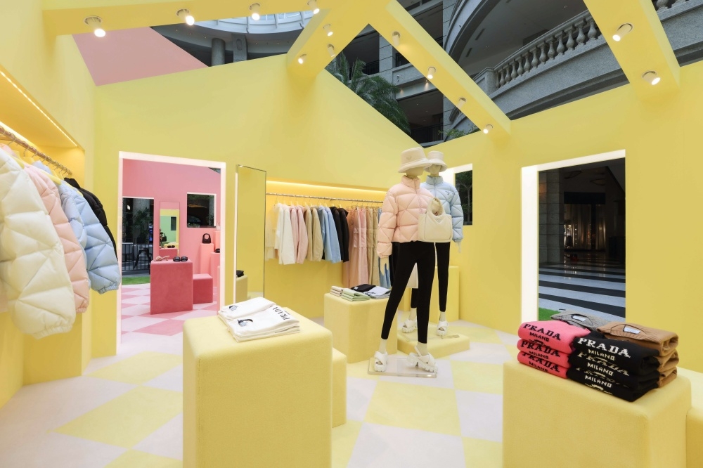 每個屋子擺放著不同的限定商品。