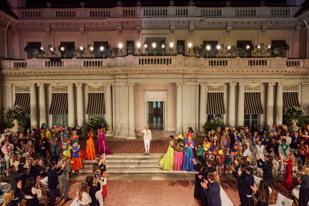 這次品牌在漢庭頓圖書館、藝術館暨植物園 (The Huntington Library, Art Museum, and Botanical Gardens) 舉行時裝秀以及晚宴。