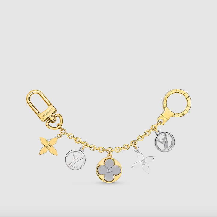 Blossom Dream Chain Bag Charm有著金色與銀色的配色。