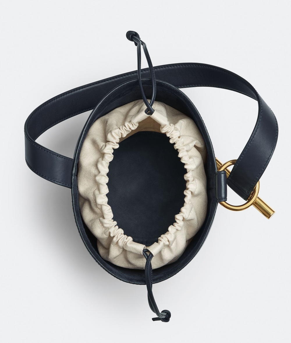 附有帆布抽繩袋。