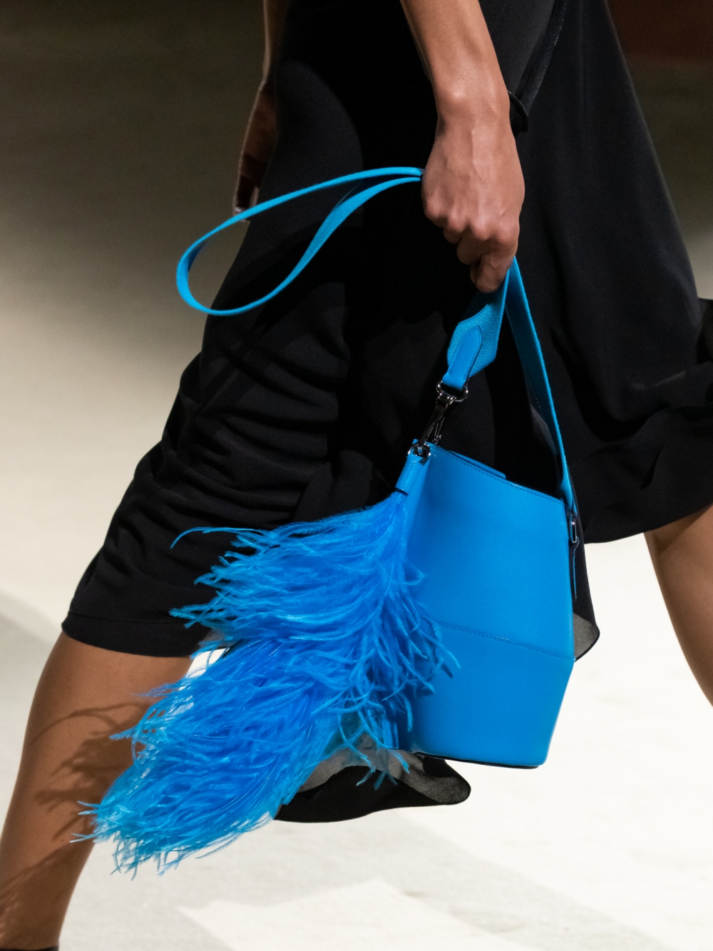 本季登場了精緻輪廓的手袋。