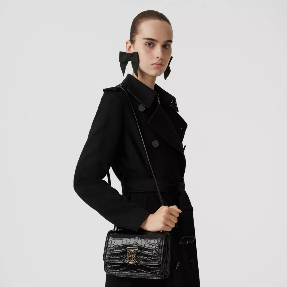 模特兒示範Embossed Leather Small TB Bag。