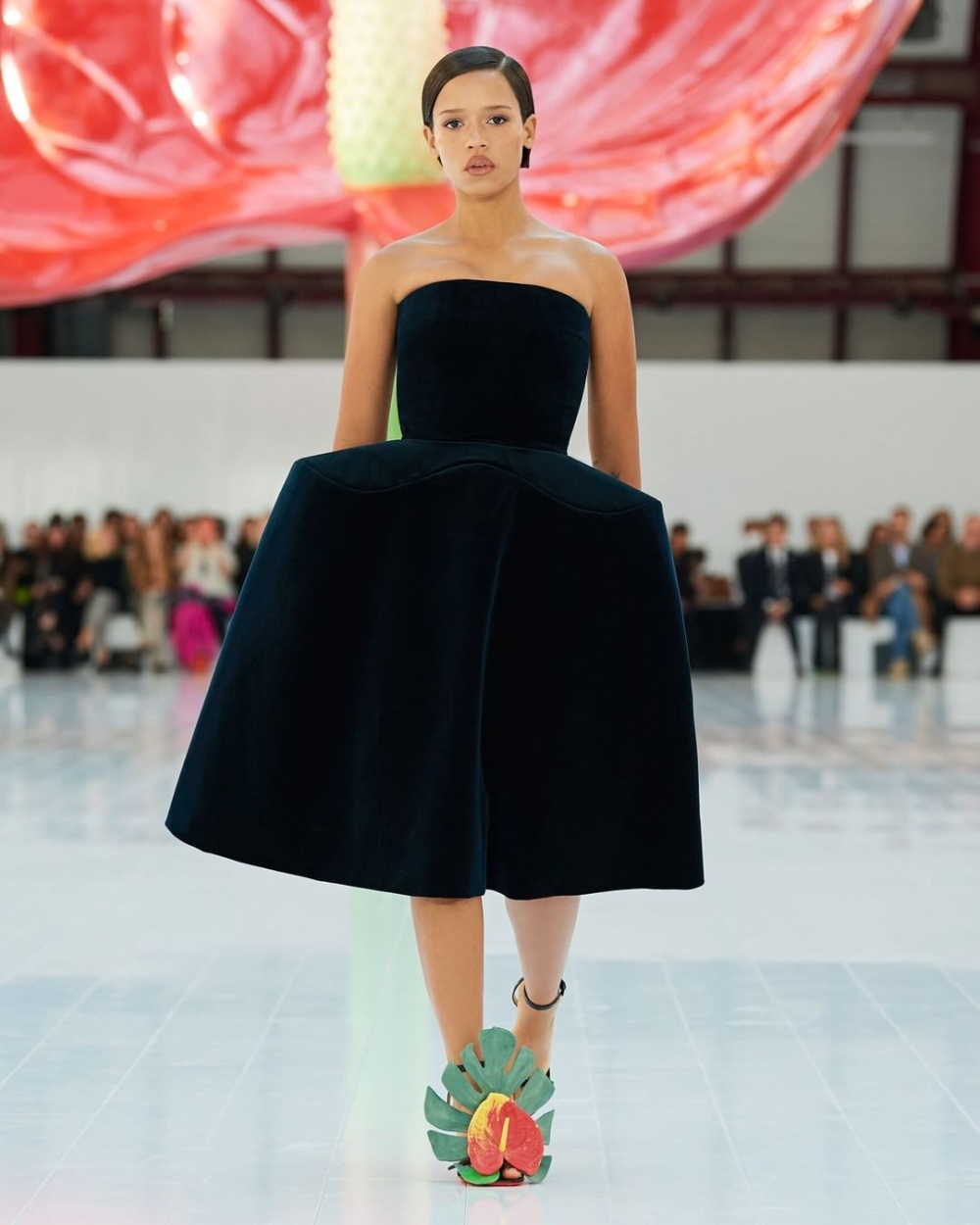 寬腰線的設計，帶有古典的氣質。