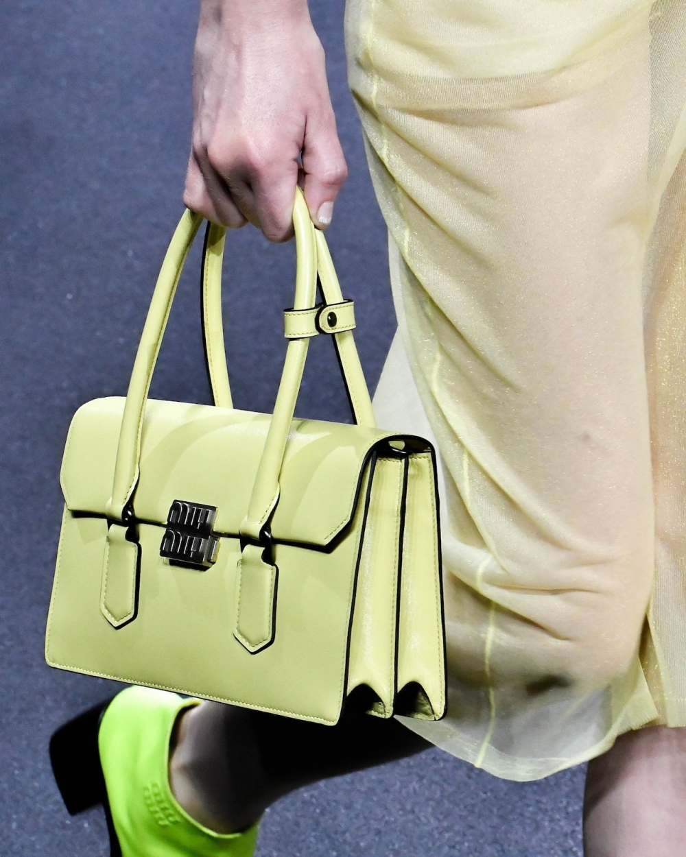 多款俐落廓型的款式。