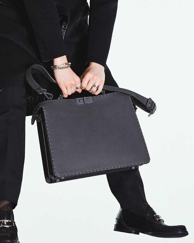 採用瀝青色和駝色的Cuoio Romano皮革