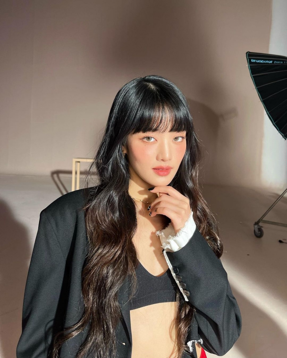 內搭一件短板上衣小露性感