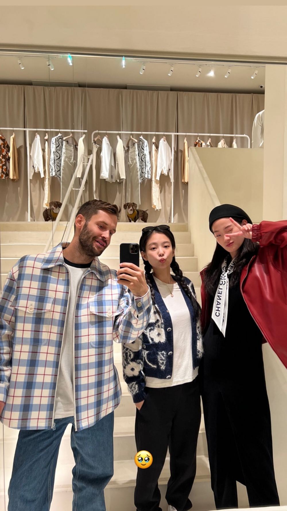 除了前往CHANEL大秀之外,她也與Jacquemus創辦人相聚。