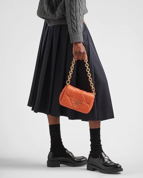 模特兒拎著Prada System Nappa Patchwork Shoulder Bag。