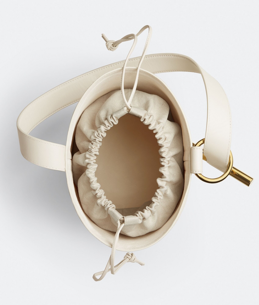 有著水桶包外型。