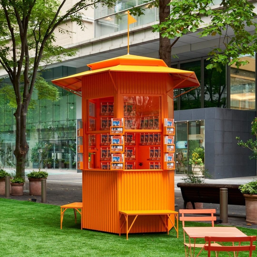 這橘色小亭的靈感原來源自法國的傳統報攤。