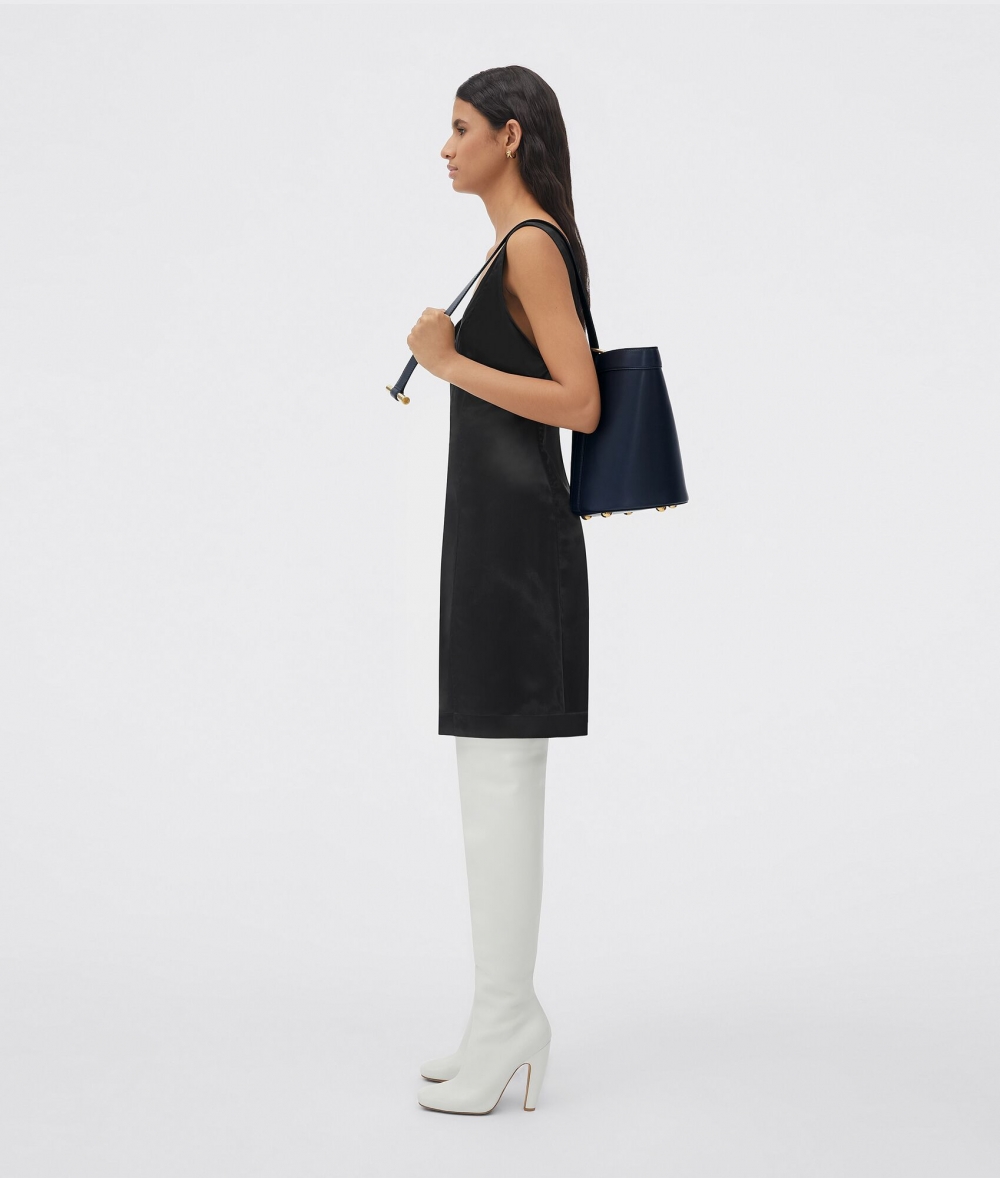 模特兒示範Bottega Veneta Medium Jj Shoulder Bag-Space。