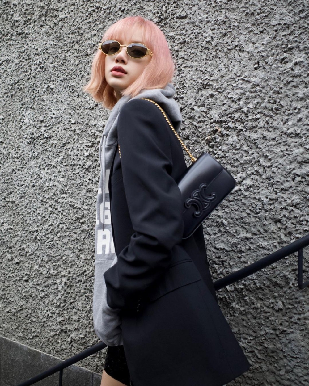 穿上帽T打造休閒運動風