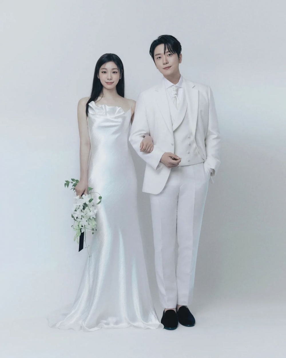 這一套NEWHITE婚紗簡單而優雅。