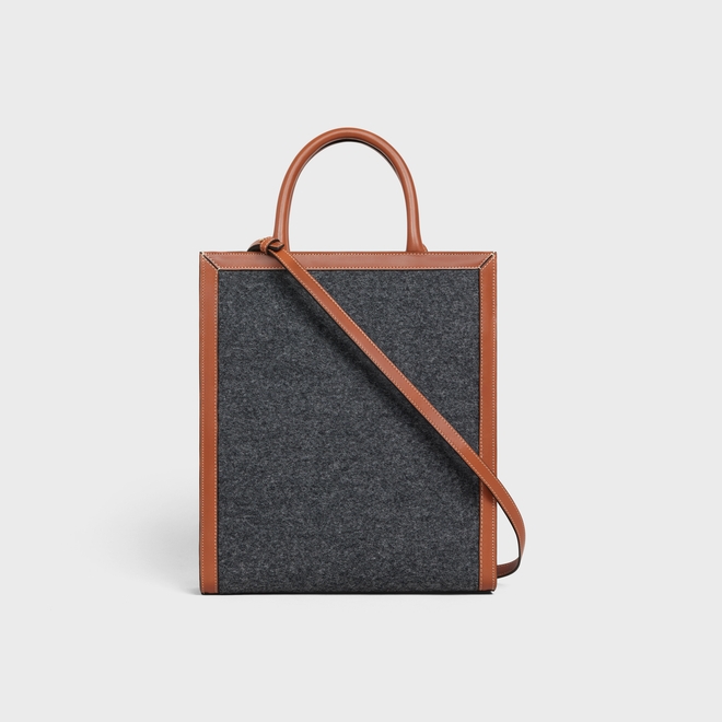 搭配一條可調校皮革肩帶。