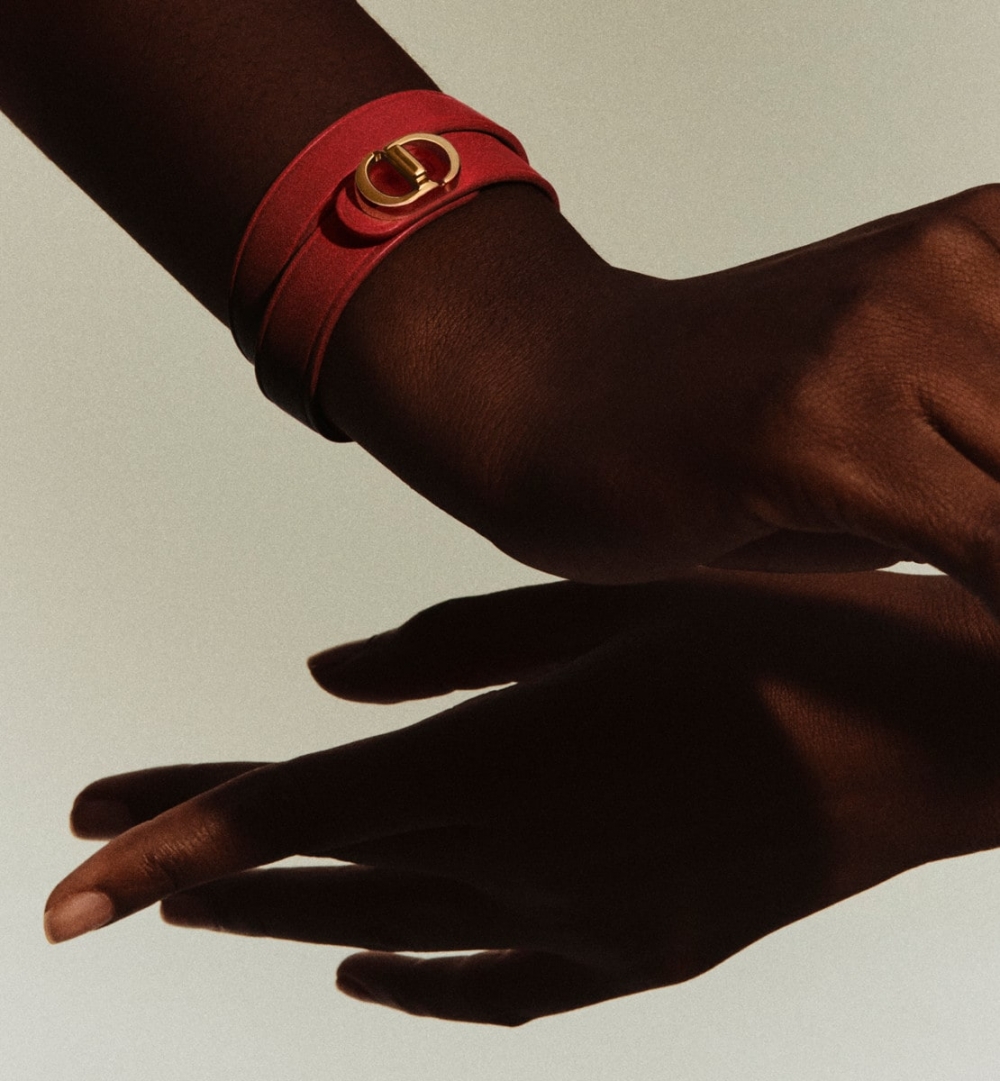 Dior推出配戴在手腕上的優雅手帶。