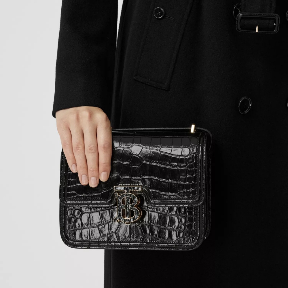 Burberry全新的浮雕鱷魚紋皮革系列。