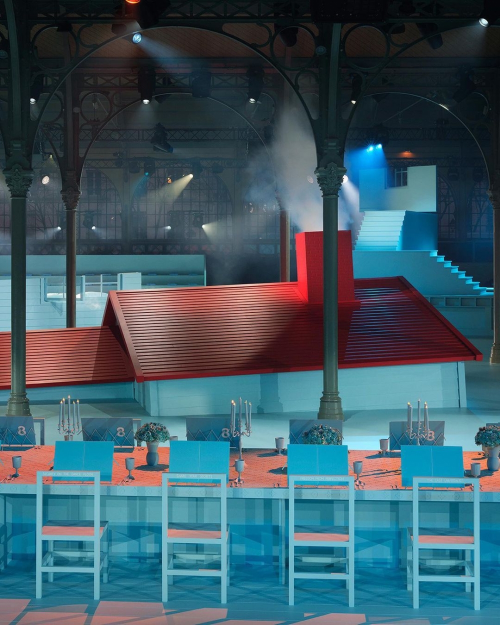 他為Louis Vuitton設計的舞台很新穎、有趣。