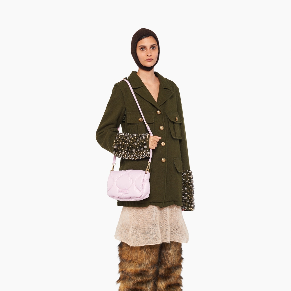 恰如其名的Puffy Bag，彷彿掉進柔軟夢幻的世界。